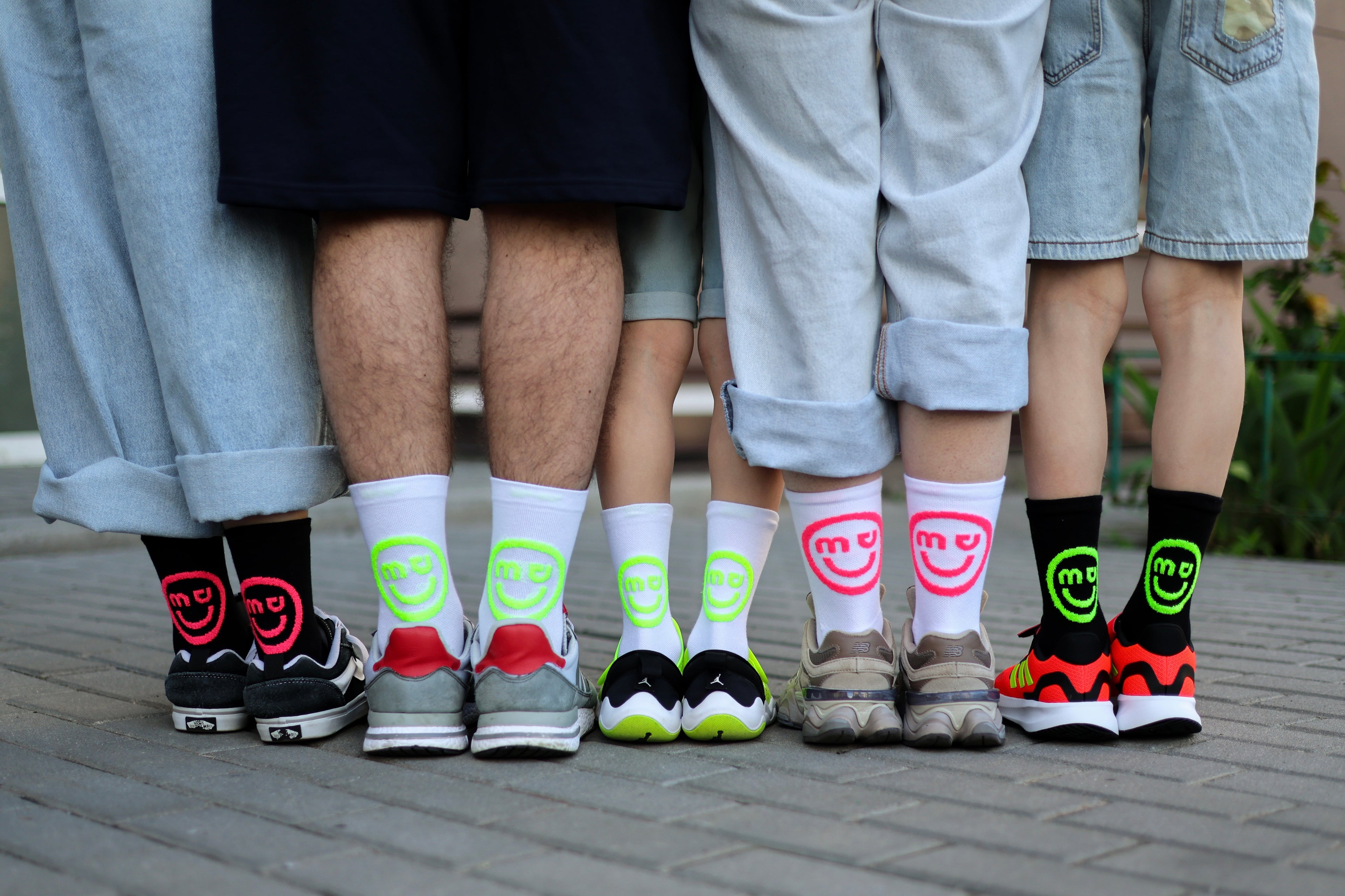 White neon pink smiley 3D